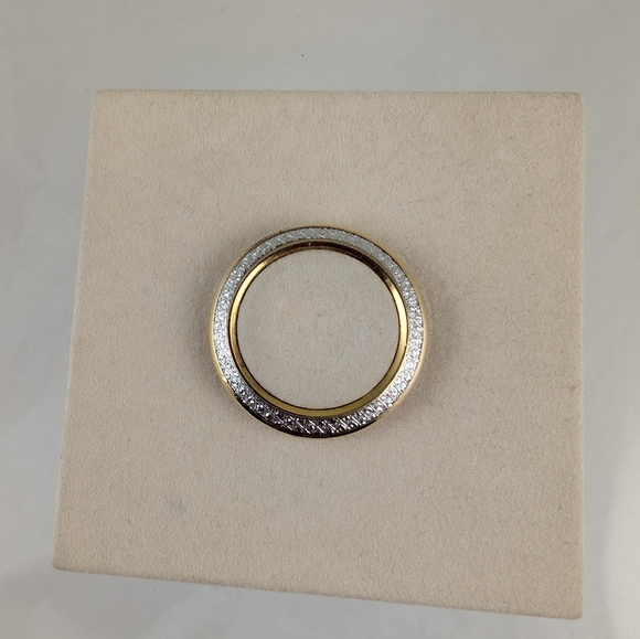 AUTHENTIC GUCCI GOLD DIAMOND CUT BEZEL FOR 1100/1200L/ GOOD CONDITION - Picture 3 of 6
